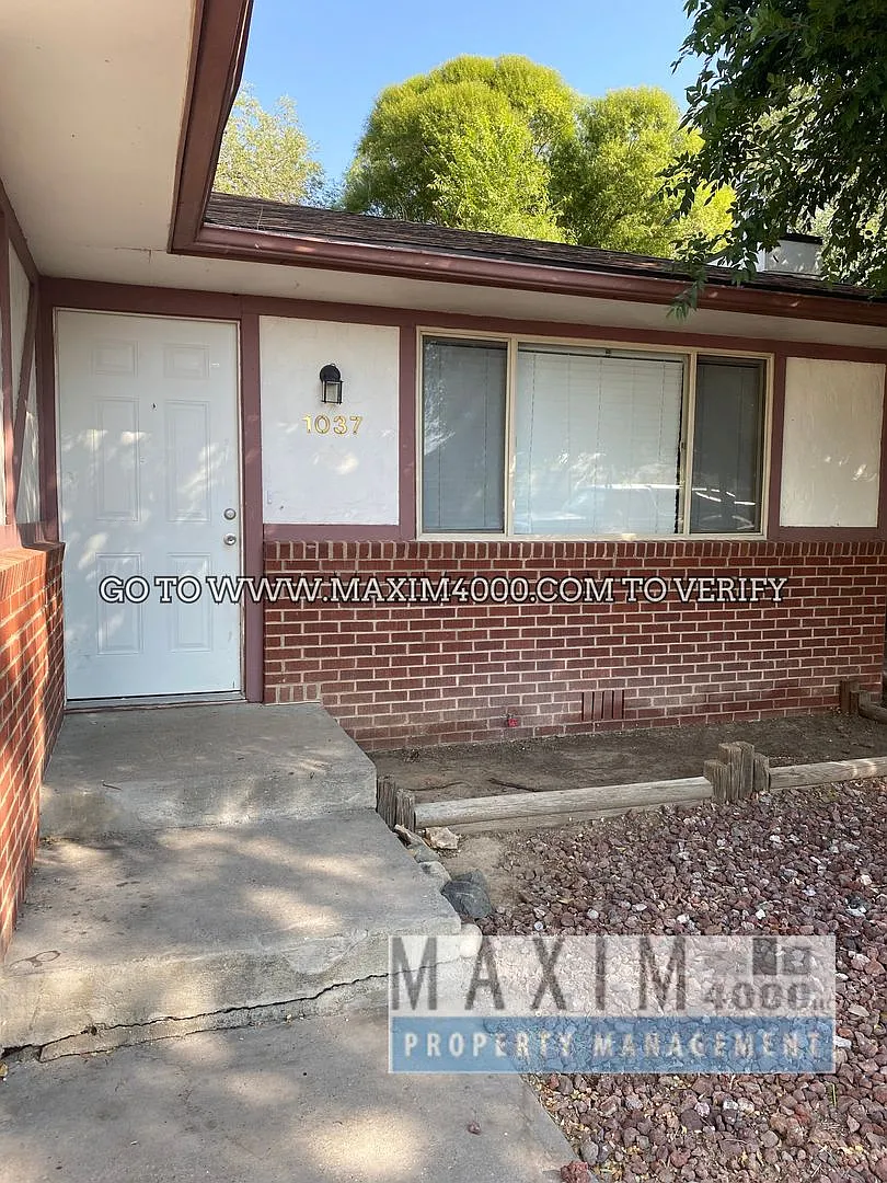 1035-1037 Cedar Way — Photo 1