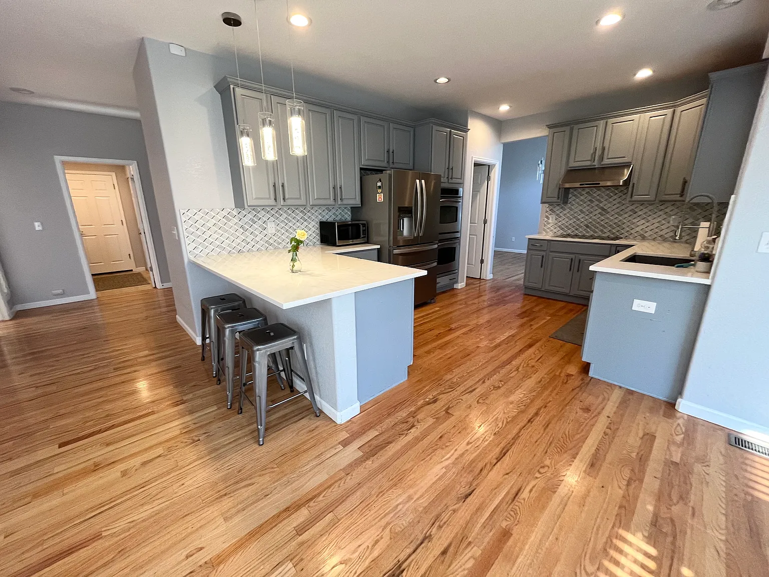 5 bed, 4715 sqft, $4,395 — Photo 3