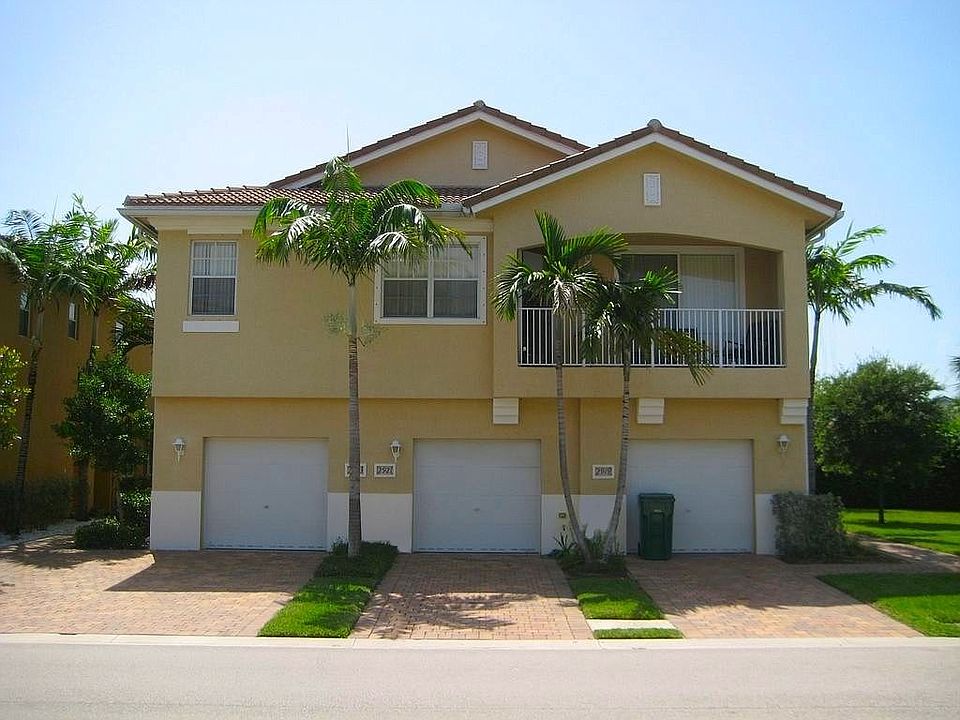 Large 1 car garage w/entry