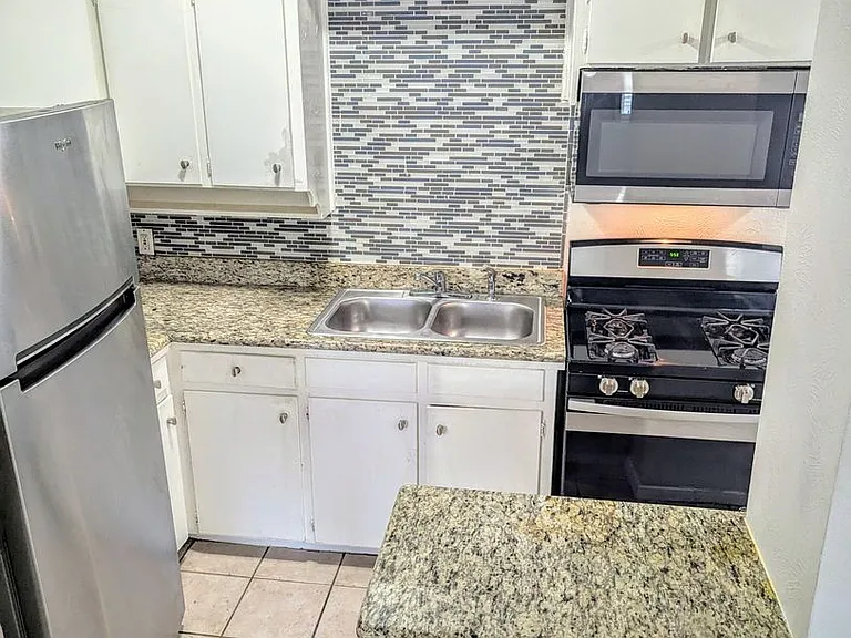 2505 Louise St #208 — Photo 6