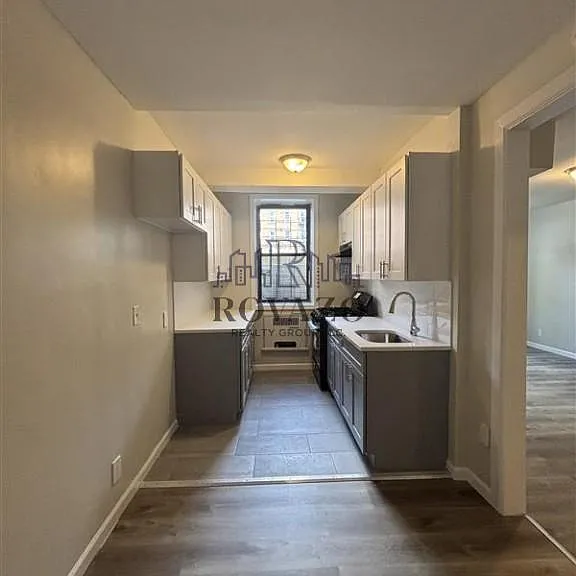 25-26 Van Velsor Pl #1G — Photo 1