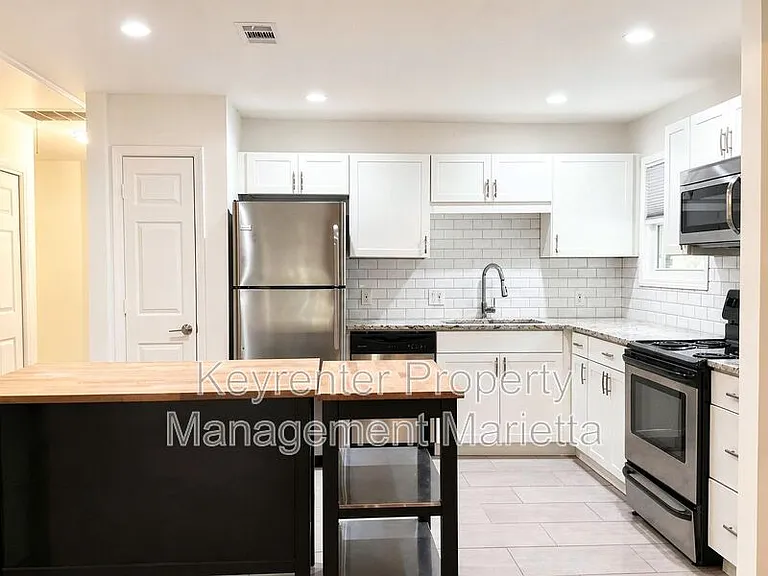 723 Hanover Ln — Photo 12