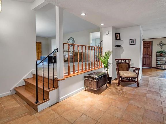 4th image of 157 Old Farm Cir
