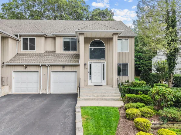 22 Stone Gate Court #22, Smithtown, NY 11787