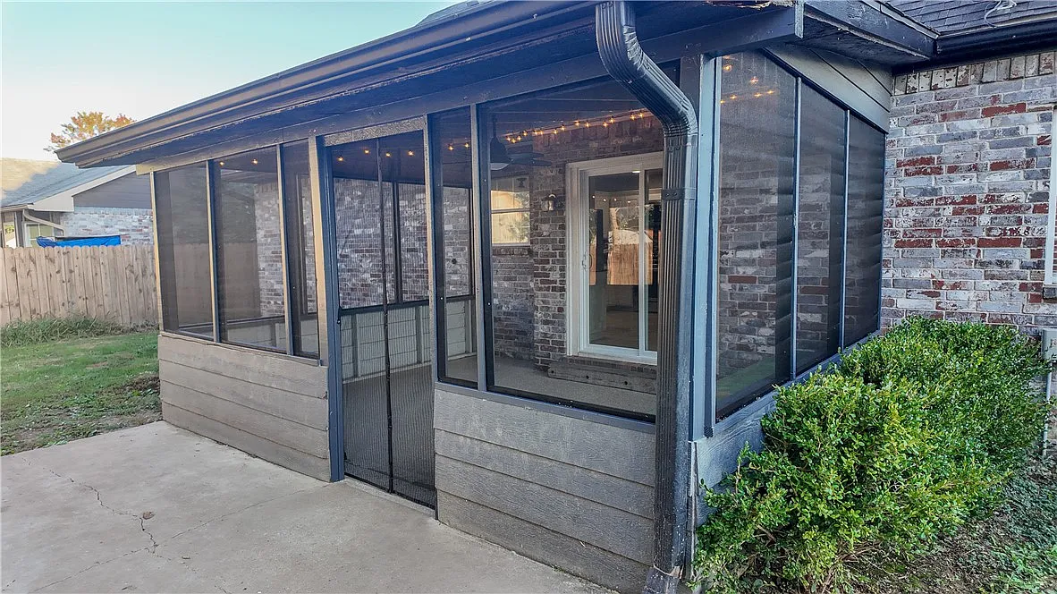 4 bed, 2.5 bath, 2285 sqft, $2,200 — Photo 3