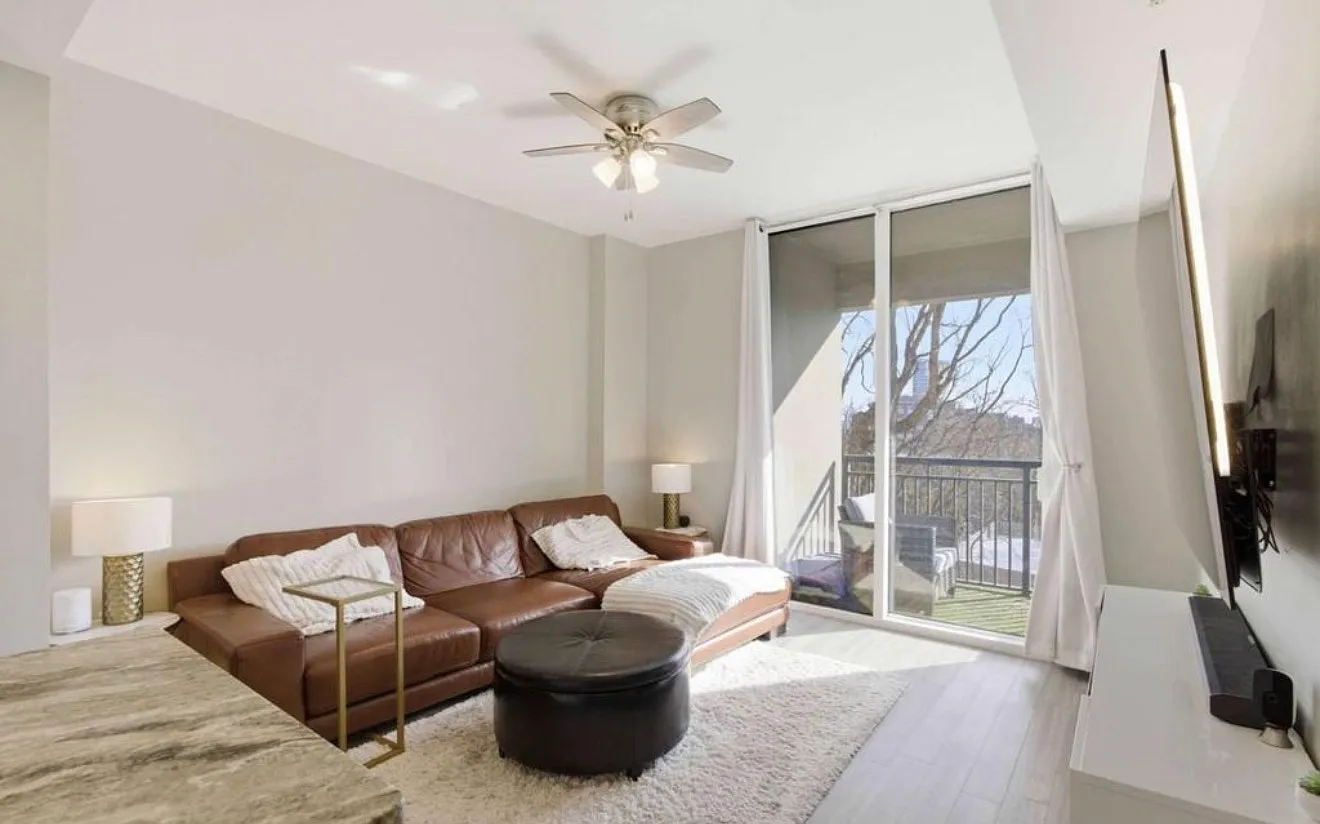 1 bed, 895 sqft, $2,299 — Photo 3