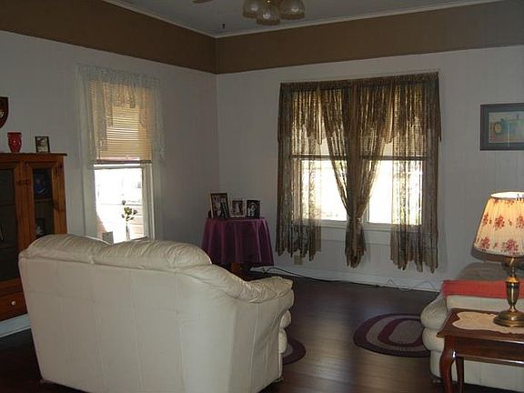 4th image of 46 N Oak Ave