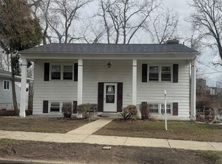 1215 S Briarfield Dr, Lansing, MI 48910