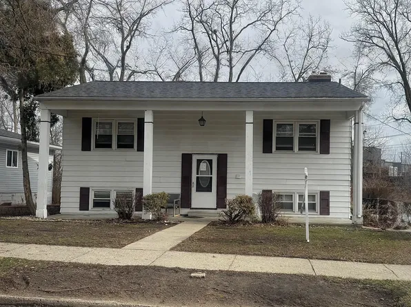 1215 S Briarfield Dr, Lansing, MI 48910