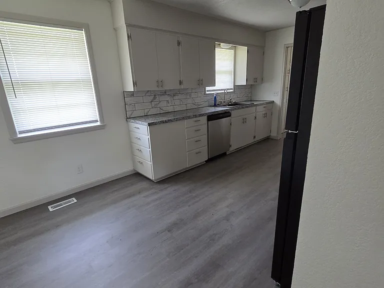 717 E 56th Ave — Photo 10