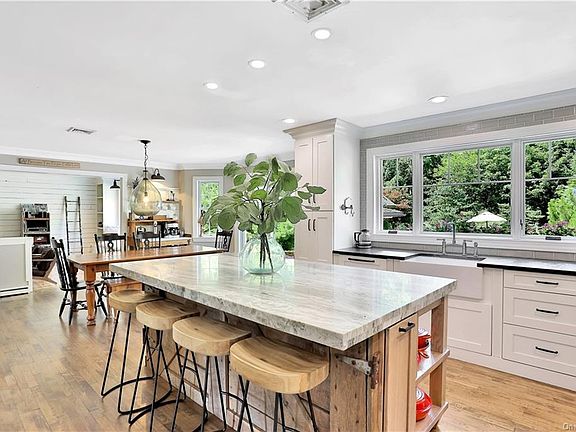 5th image of 10 Savannah Ln