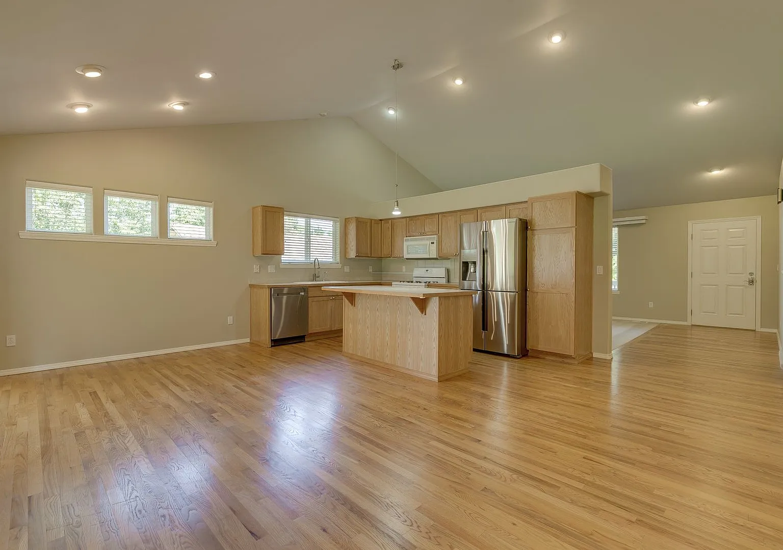 4 bed, 2.0 bath, 2080 sqft, $3,900 — Photo 2