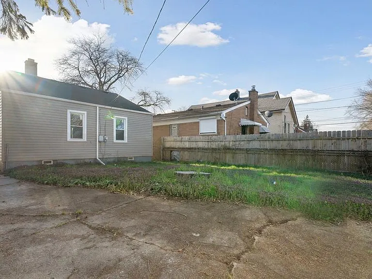 18417 Albion St — Photo 9