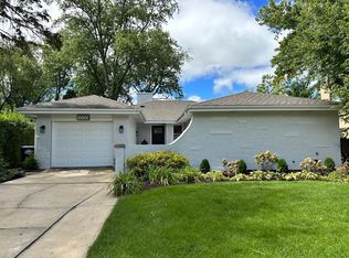 1050 Oxford Rd, Deerfield, IL 60015