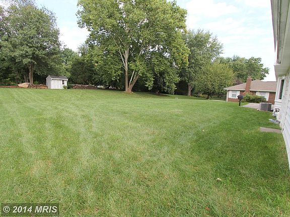 3rd image of 4801 Hornbeam Dr