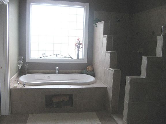 Master Bath w/Walk In Shower