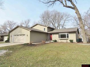 1003 Shady Oak Dr, North Mankato, MN 56003