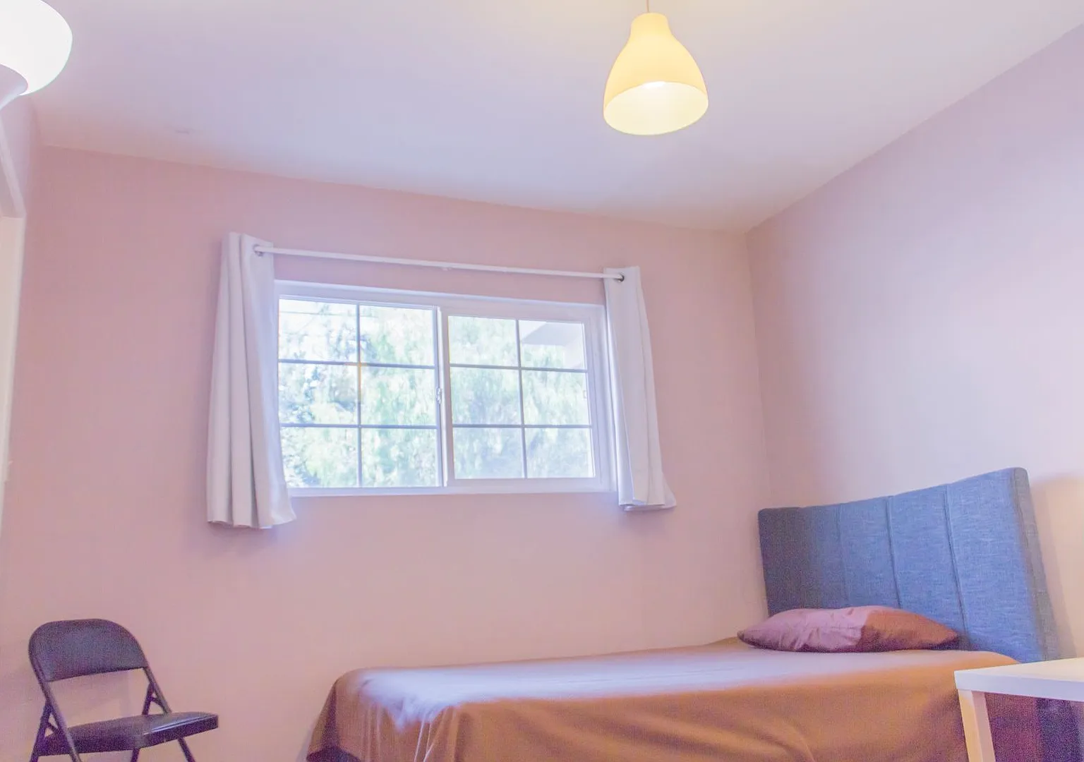 A 3 bedroom, 1 bathroom apartment with a dining area at 1637 Berkeley. — Photo 2
