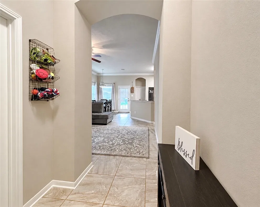 3 bed, 1330 sqft, $2,200 — Photo 2