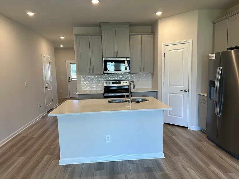 919 Field Ivy Dr — Photo 3