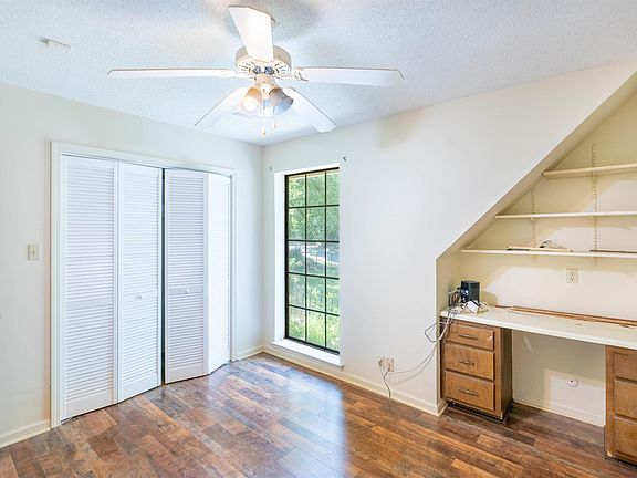 5th image of 26 Holiday Hills Dr