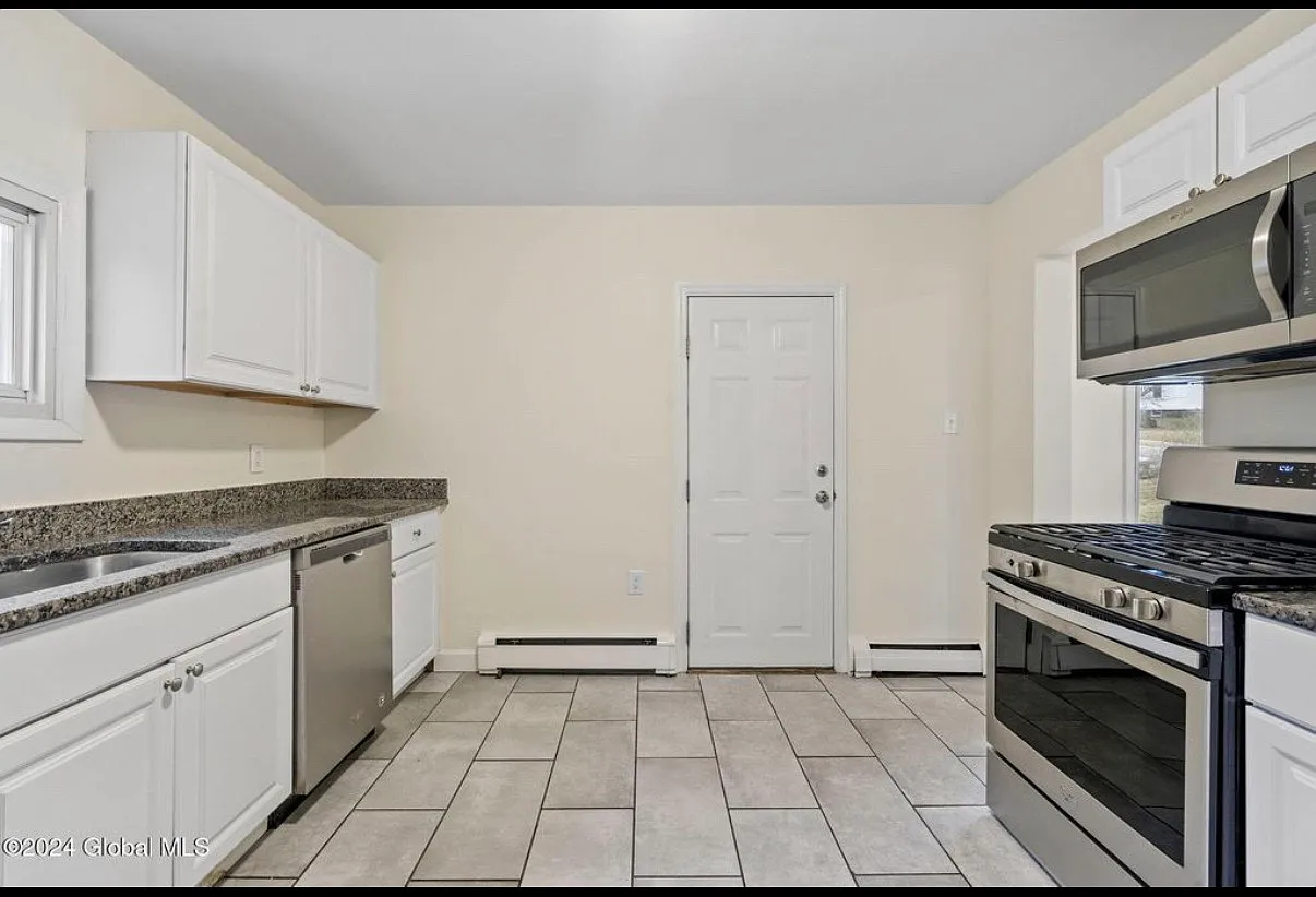 3 bed, 1652 sqft, $2,400 — Photo 3