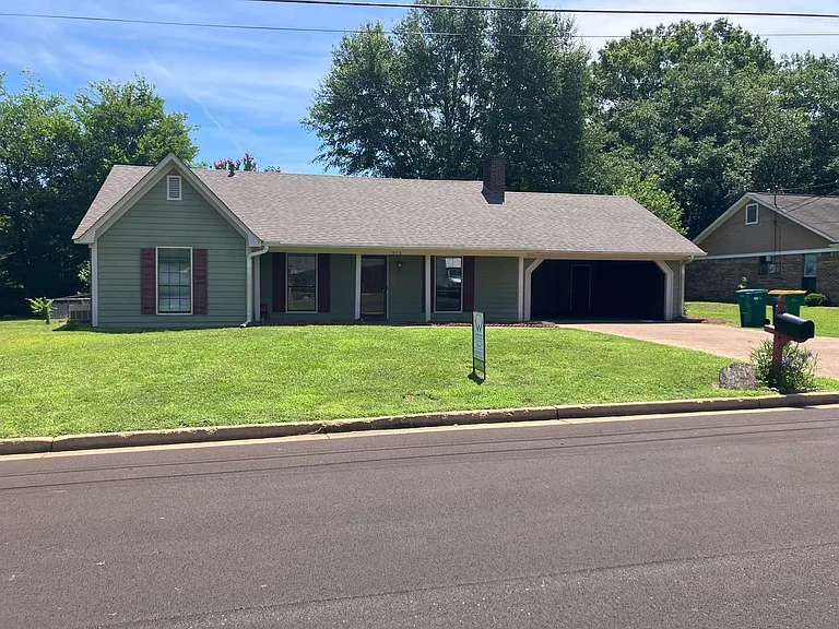 916 Elderberry St — Photo 1