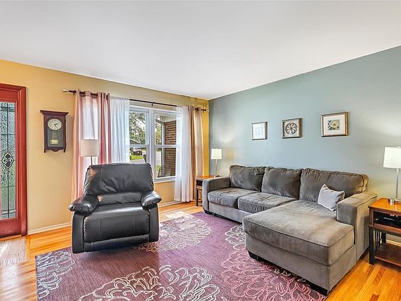 3rd image of 829 Hi Crest Dr
