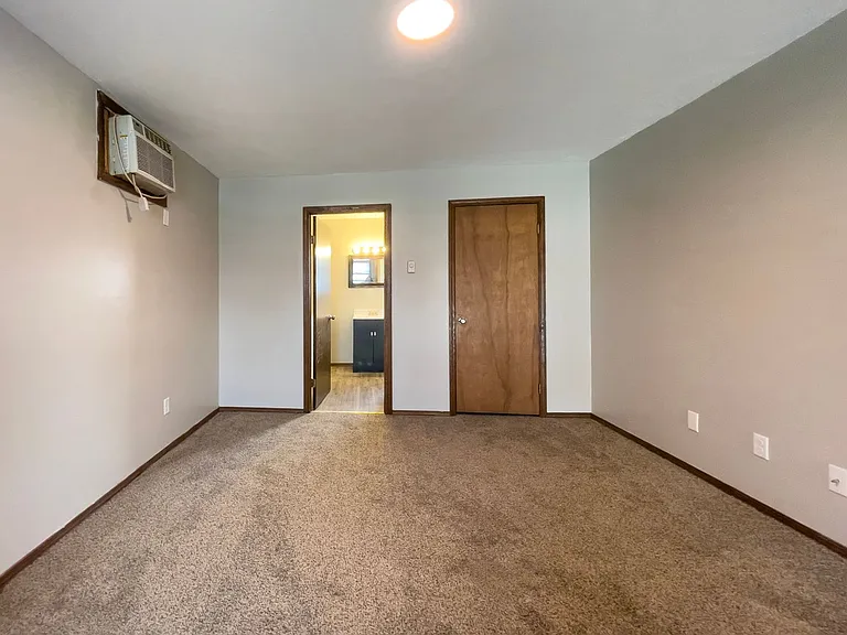 East Memorial Apartments — Photo 128