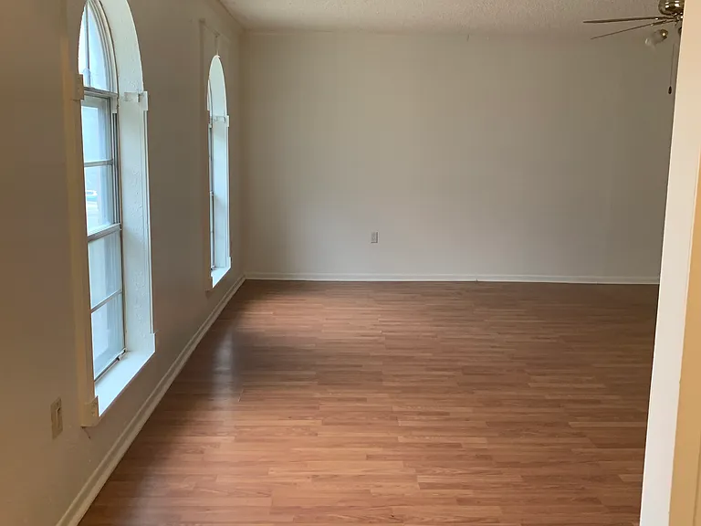 909 Tammy Dr — Photo 2