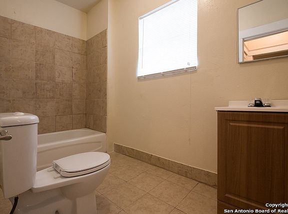 4th image of 1409 W Woodlawn Ave APT 3
