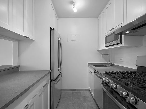 5th image of 124 W 60th St APT 11F