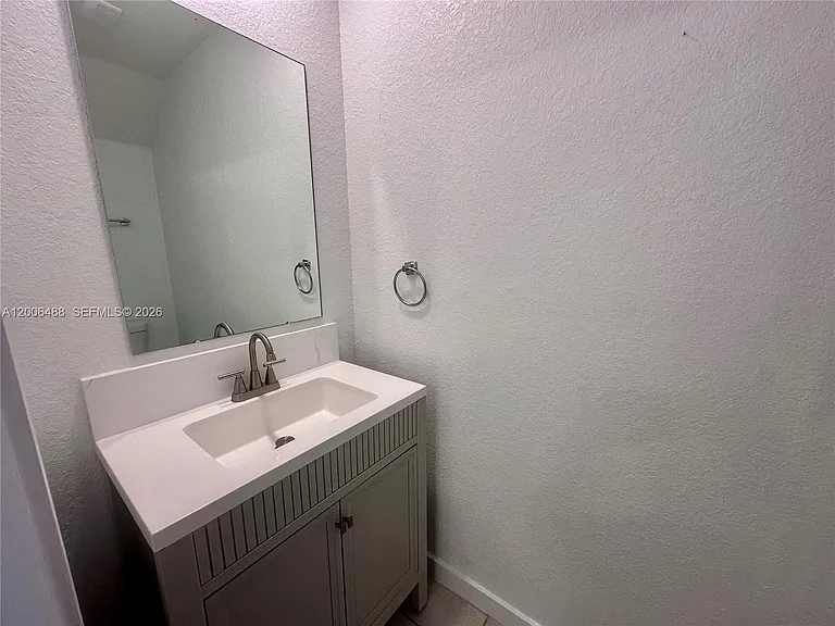 540 NE 5th Ln — Photo 7