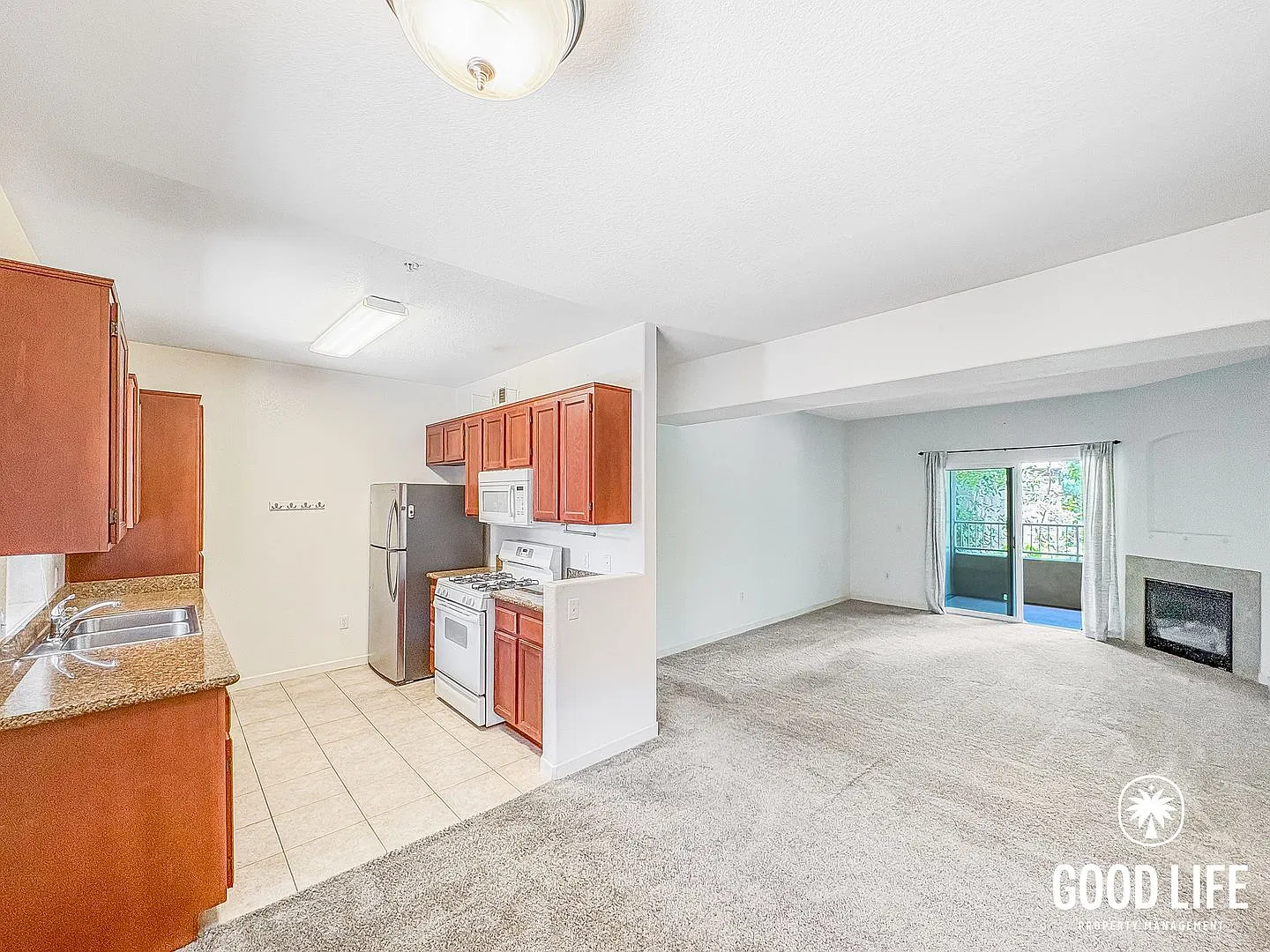 SD: Cozy 2BD/2BA Condo in Grantville with Fireplace, Balcony & W/D — Photo 2