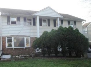 32 Lynwood Dr, Westbury, NY 11590