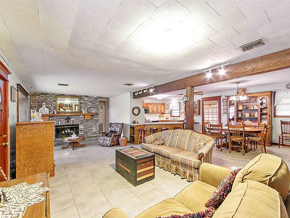 3rd image of 605 Oak Ln