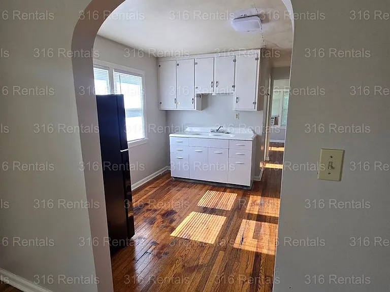 121 W 2nd St — Photo 10