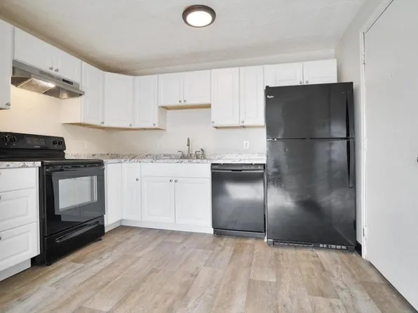 35 Log St APT 3D, Manchester, NH 03102