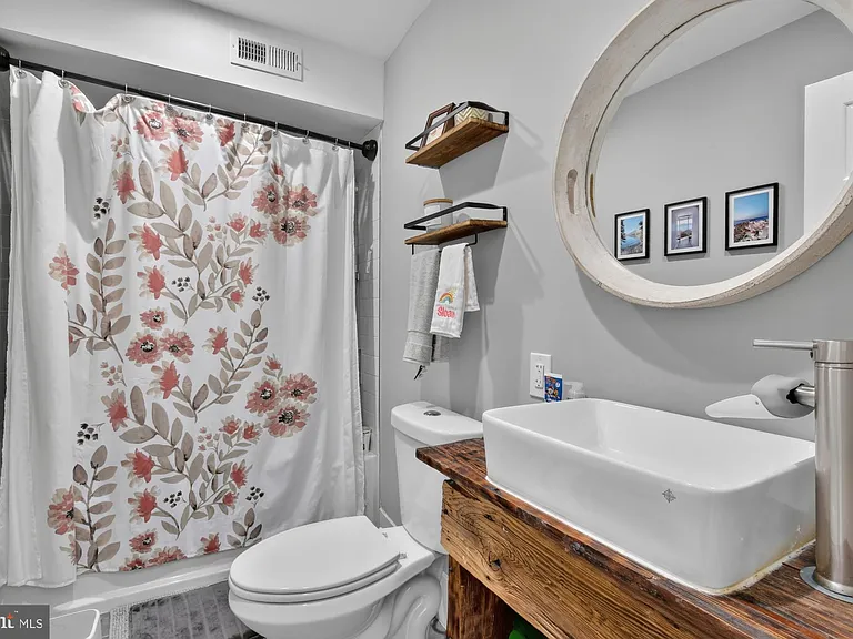 2328 E Fletcher St — Photo 33