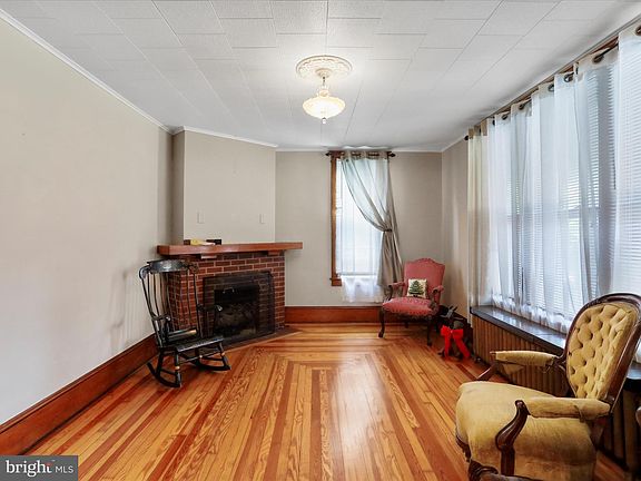 4th image of 216 E Burd St