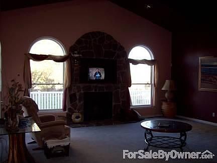 Living Room : 18 x 20, with gas fireplace, ceiling fan & 17' vaulted ceiling.
