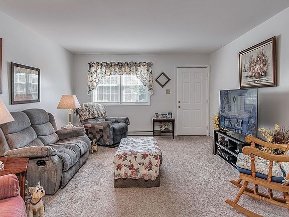 5th image of 1031 Saint Clair St