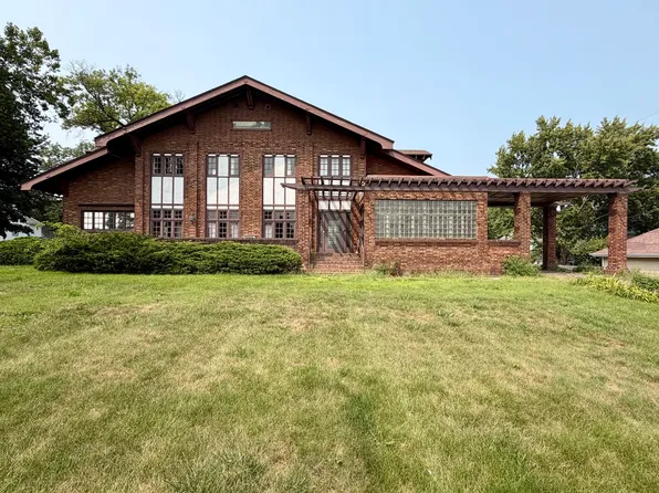 109 W Macon St, Clinton, IL 61727