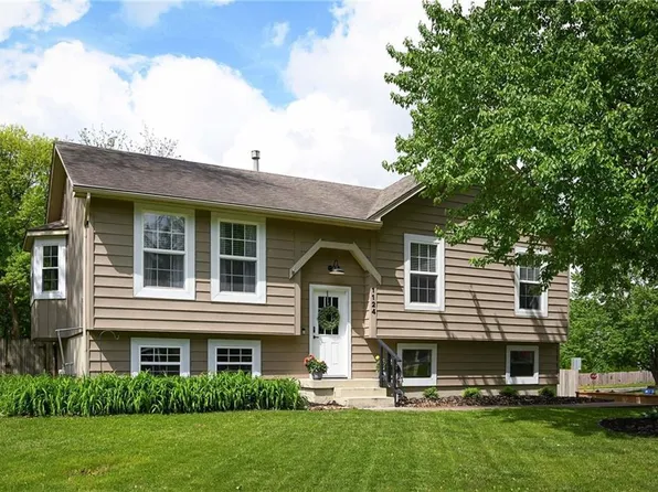 1124 NE Birchwood Dr, Lees Summit, MO 64086