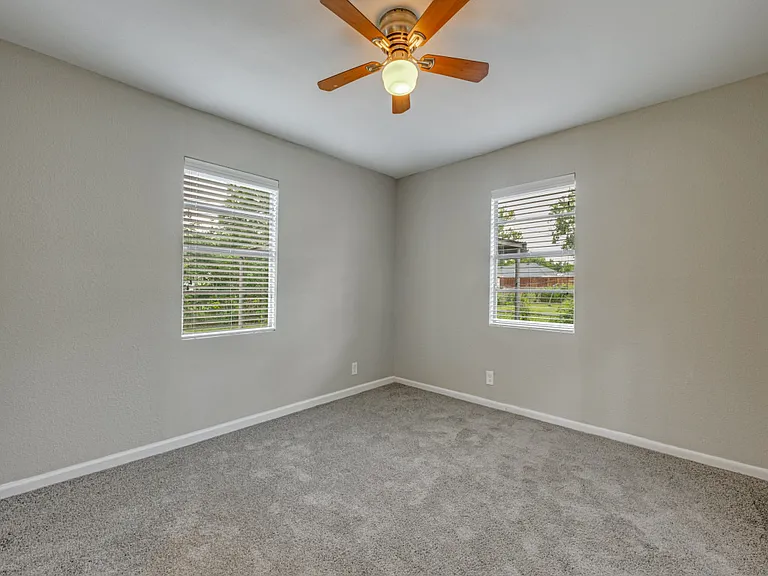 2408 Jennings Ave — Photo 4