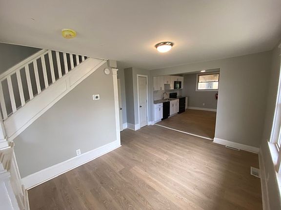 3rd image of 309 E Oak St Unit 1