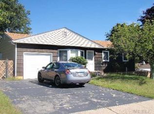 109 Ridgewood Ave, Holtsville, NY 11742