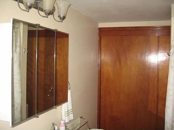 bathrm with extra closet