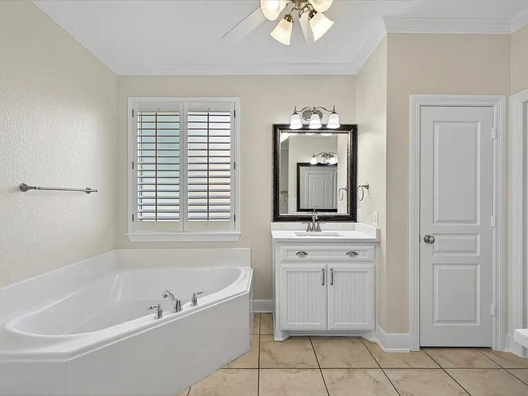 14668 Blakehill Dr — Photo 8
