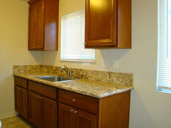 4th image of 123 Redwood Ave